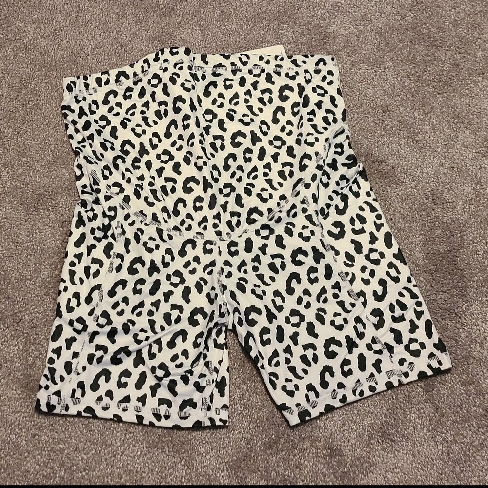 💰Make an offer, bundle and save💰 NWT Maternity Leopard Yoga Shorts
